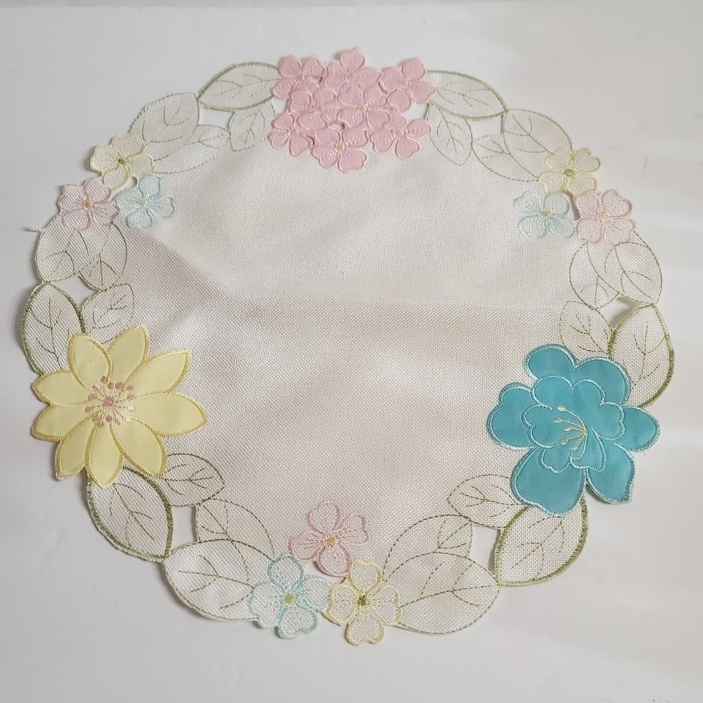 Vintage Grannycore Pastel Floral Embroidery Applique Placemat